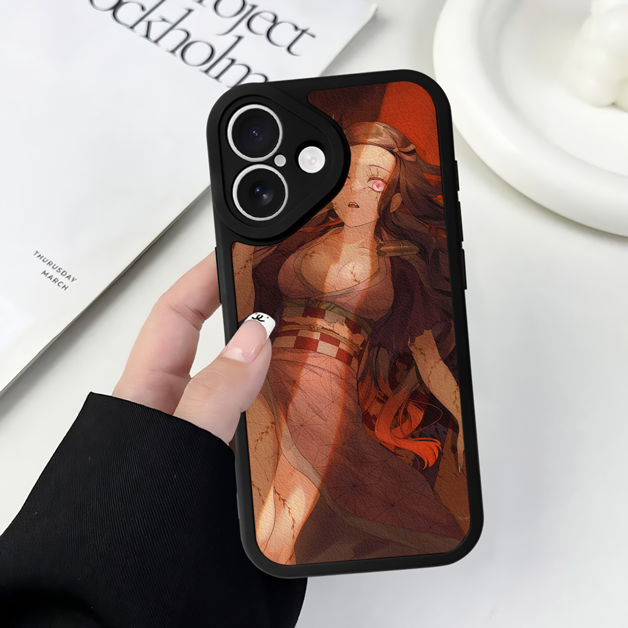 （画像用） 鬼滅の刃（きめつのやいば）竈門 禰󠄀豆子／かまど ねずこ Kamado Nezuko 【iPhone 16シリーズ対応】シリコンスマホケース（レザー調） 材質：シリコン